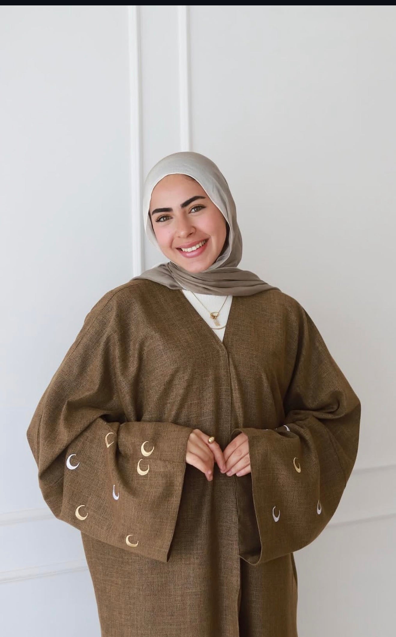 Crescent embroidery abaya Secondary image